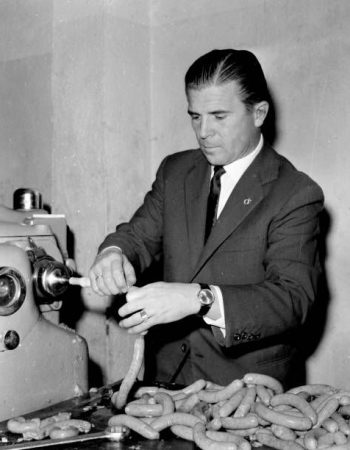 descarga (2) Ferenc Puskas, the Hungarian soccer player of Real Madrid, at his factory of sausages, 1963, Madrid, Castilla La Mancha, Spain. (Photo by Gianni Ferrari/Cover/Getty Images).